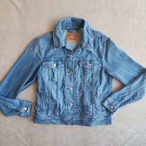 Levis Trucker Blue Jean Denim Jacket Womans Size Large flap front pockets collar